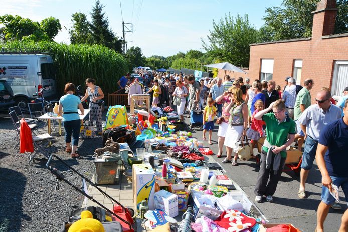 Spullen uitgestald langs het parcours van de rommel- en brocantemarkt